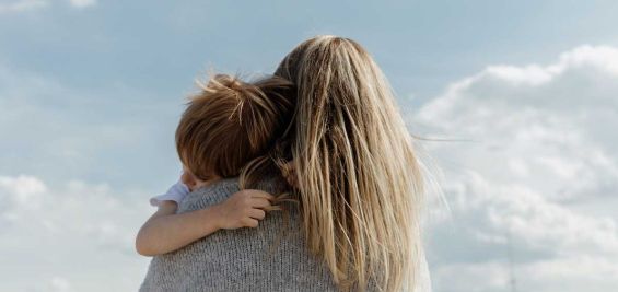 Αγκαλιά: η ανεκτίμητη δήλωση αγάπης στη σχέση μητέρας-παιδιού
