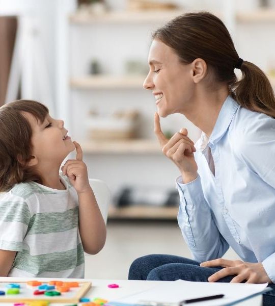 Λογοθεραπευτής σε συνεδρία με παιδί — Παιδαγωγικό Κέντρο