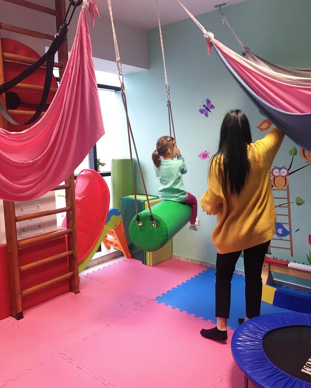 Παιδί σε εργοθεραπεία με δραστηριότητες λεπτής κινητικότητας